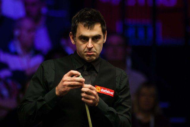 皇马在国家德比后失利，阿隆索面临下课危机，巴萨趁机领跑，西甲争冠形势严峻。